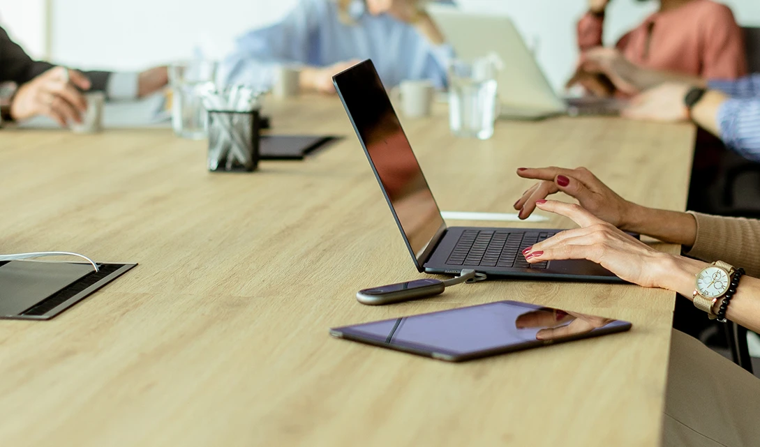 Trabajo en equipo en una reunión de oficina.